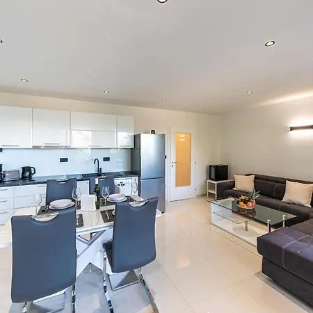Appartement Cozy In Seget Donji With Wifi Trogir